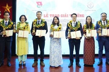 The VNU University of Engineering and Technology contributed 2 outstanding young faces in the field of Information Technology and Communication at the Golden Globe Awards 2019