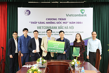 Vietcombank North Hanoi accompanies to light up dreams with University of Engineering and Technology students