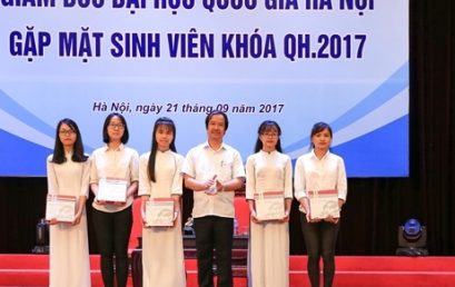 Thủ khoa Nguyễn Thị Huệ nhận khen thưởng của Giám đốc Đại học Quốc gia Hà Nội