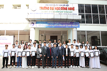 Sinh viên Trường Đại học Công nghệ nhận học bổng của “Quỹ Tài trợ khát vọng tương lai” năm 2022